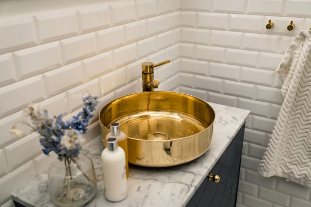 Renovera badrum i Uppsala bild på handfat i guld